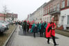 Der Brüssower Karnevalsumzug, angeführt von BKK-Präsident Mario Geister, führte vorbei an der alten Narrenburg "Zum Schwan".
