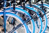 Fahrräder mit einem blauen Vorderrad stehen in einer Filiale des Unternehmens Swapfiets.