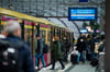 Fahrgäste steigen im Hauptbahnhof in eine S-Bahn ein.