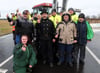 Gruppenfoto mit Glücksbringer: Schornsteinfegermeister Silvio Felske (Mitte) aus Meyenburg bei Schwedt solidarisierte sich mit dem Protest der Bauern.