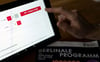 ILLUSTRATION - Auf der Berlinale-Seite im Internet werden auf einem Tablet-Bildschirm Informationen zum Online-Tickeverkauf angezeigt.