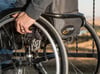 Rollstuhlfahrerin einfach vorm Haus abgeladen? Fahrdienst wehrt sich