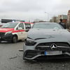 Mercedes rast in Rostock über rote Ampel und kracht in Auto