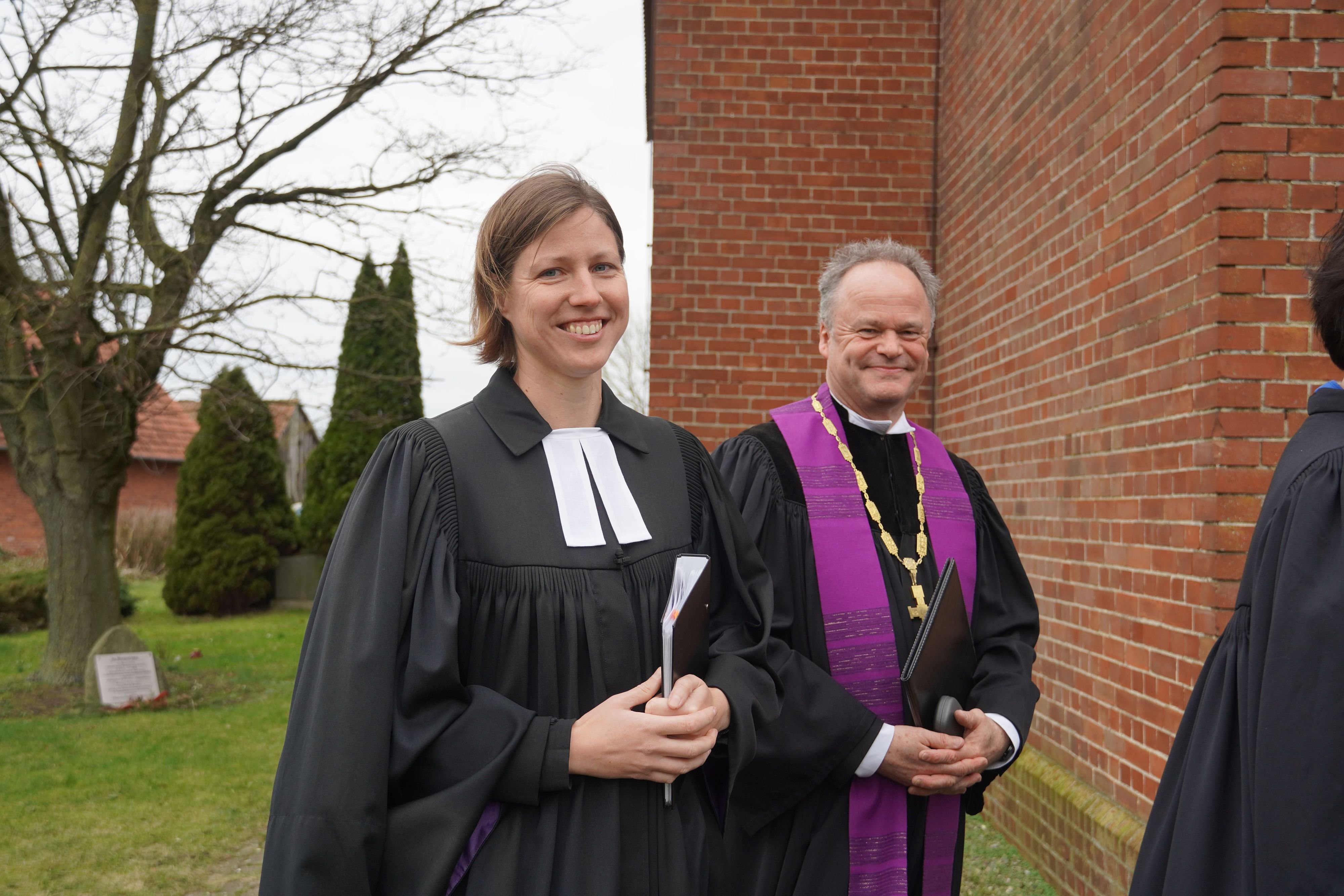 Viele offene Arme und Herzen heißen neue Pastorin willkommen