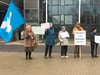Kleiner Protest für Julian Assange vor Neubrandenburger Rathaus