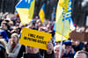 Tausende Menschen erinnern an den Angriff auf die Ukraine