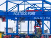 Arbeiter stürzt im Überseehafen Rostock ins Wasser