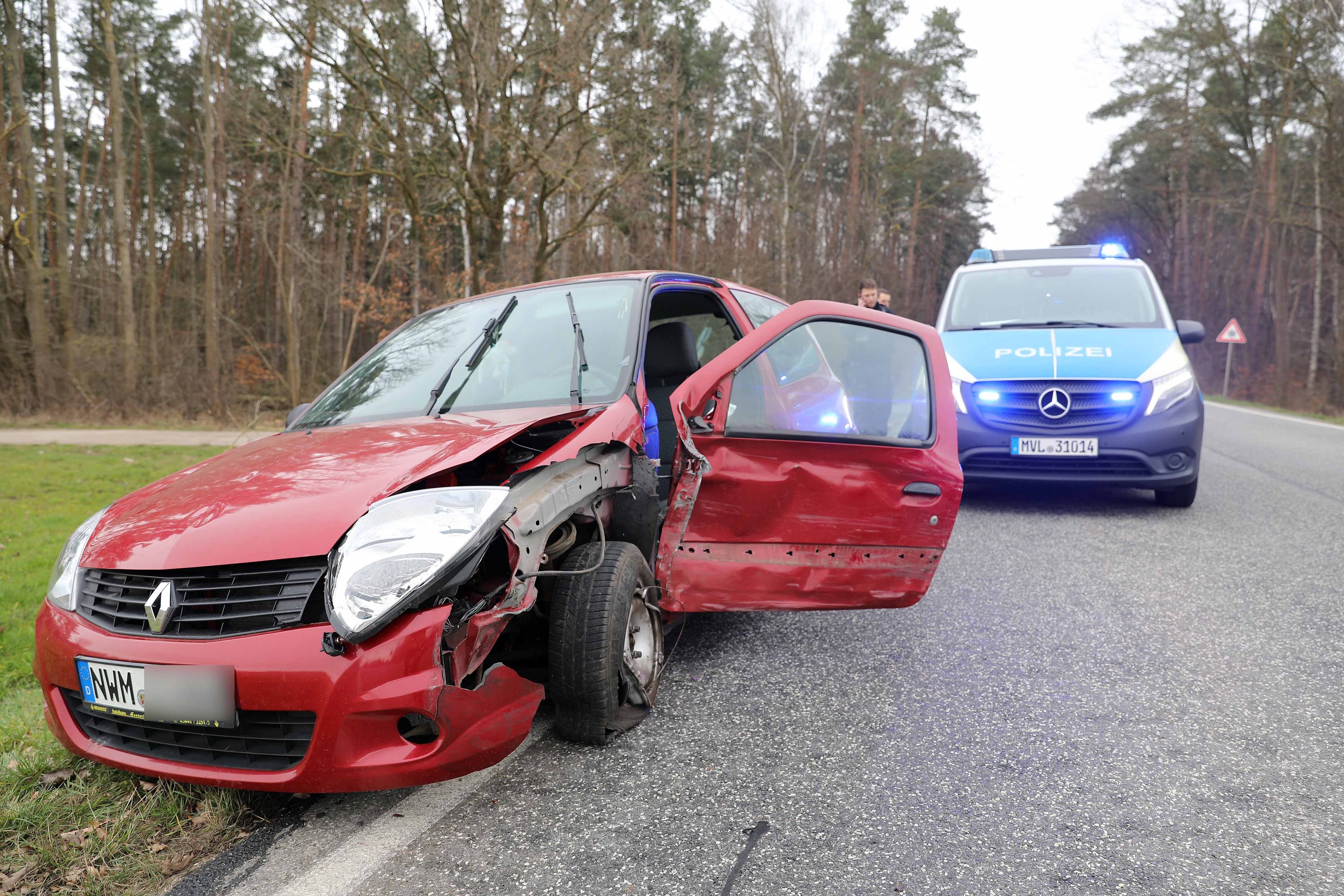 Frontalcrash Bei Überholmanöver: Drei Verletzte Auf B105