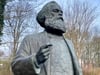 Marx-Denkmal zurück am Schwanenteich in Neubrandenburg