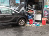 Verletzte auf Rügen: Rentner mit Beinprothese rast mit Auto in Tankstelle