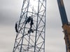 Kletterer errichten großen Stahlgittermast in Prenzlau