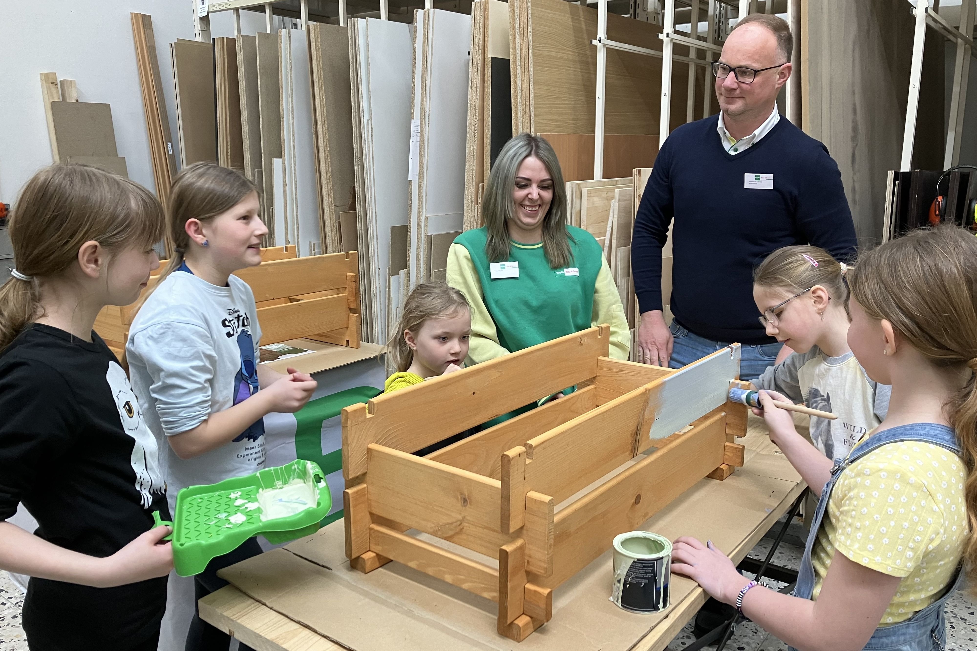 Ferienkinder bauen im BayWaMarkt Hochbeete für den Schulhof