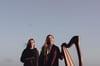 Rachel Newton (Harfe, Gesang) und Lauren MacColl (Geige, Gesang) aus Schottland (v.l.)