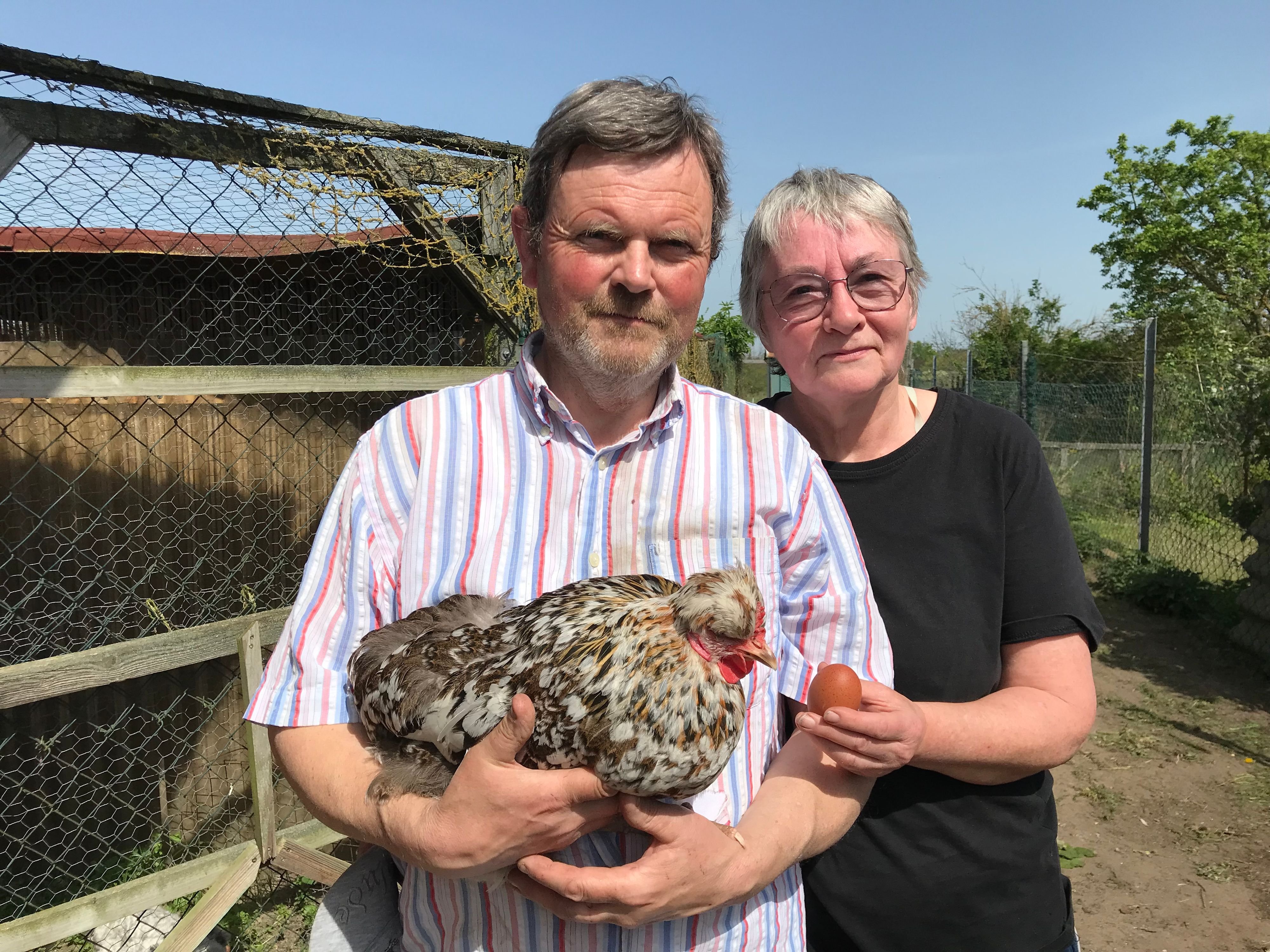 Ehepaar findet sein Glück im DDRKleingarten zusammen mit Huhn