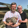 Ehepaar findet sein Glück im DDR-Kleingarten – zusammen mit Huhn Agneta