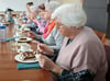 Annelore Schiebek (vorn) geniest mit allen anderen ihren Kuchen beim Treffen des Seniorenclubs in Güstrow.