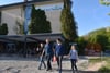 Familie Hahn hat gerade im familienfreundlichen Büfett-Restaurant des Hotels am Tierpark in Güstrow gespeist und genießt nun einen Spaziergang in der Umgebung.