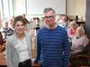 Isabell Kiera und Michael Noske sowie die Gäste des Seniorenclubs der Diakonie in Güstrow