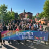 ▶ Demonstranten blockieren NPD-Trauermarsch in Demmin