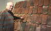Henning Ihlenfeldt zeigt alte Dachziegel aus Fürstenwerder, die bewahrt wurden.
