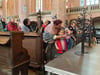 Generationen vereint beim Friedensgebet in der Kirche St. Bartholomaei. 