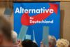 Auf einem AfD-Landesparteitag in Mecklenburg-Vorpommern hängt ein Plakat mit dem Schriftzug „Alternative für Deutschland“. Laut einer neuen Umfrage von infratest dimap liegt die AfD in der Wählergunst in MV an der Spitze.