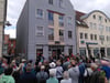 Hunderte schlossen sich zu Beginn des Festtags der Stadtführung an. Station Nummer 1 war das Haus in der Ueckerstraße 75.