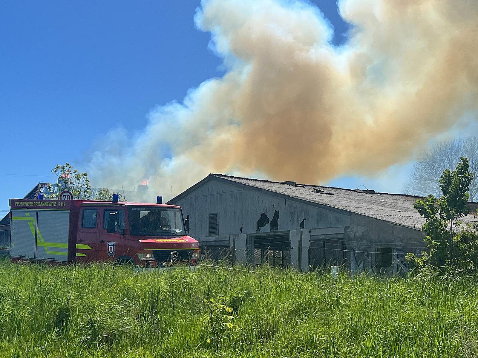 KuhstallBrand Brennende AsbestPlatten für Giftwolke