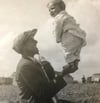 In ihrem Buch erzählt Natalja Jeske die Geschichte von Sinti und Roma in Mecklenburg-Vorpommern. Das Bild zeigt Sinti nahe Rostock, vermutlich handelt es sich um einen Vater mit seinem Kind.