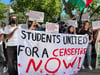 Propalästinensische Demonstranten halten auf den Campusgelände der Technischen Universität Berlin ein Transparent mit der Forderung nach einem Waffenstillstand.