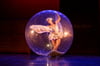 Mit einem zauberhaften Spiel und Tanz in der Blase beginnt das Märchenstück "Es war einmal - Grimm Reloaded" der Deutschen Tanzkompanie aus Neustrelitz.