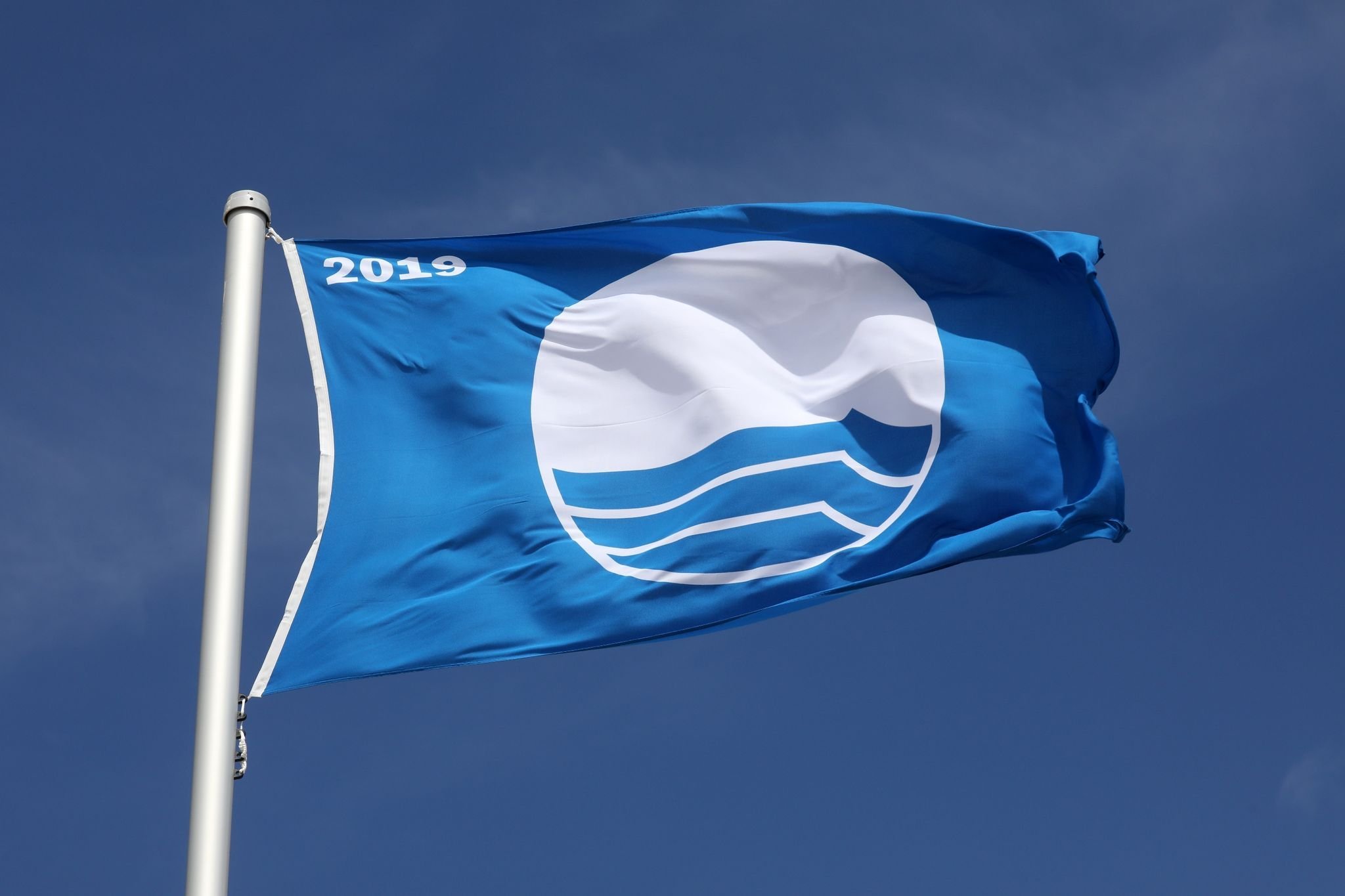 „Blaue Flagge“ 2024 für MV-Badestellen und Sportboothäfen