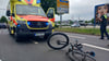 Radfahrer (14) von Auto erwischt und schwer verletzt
