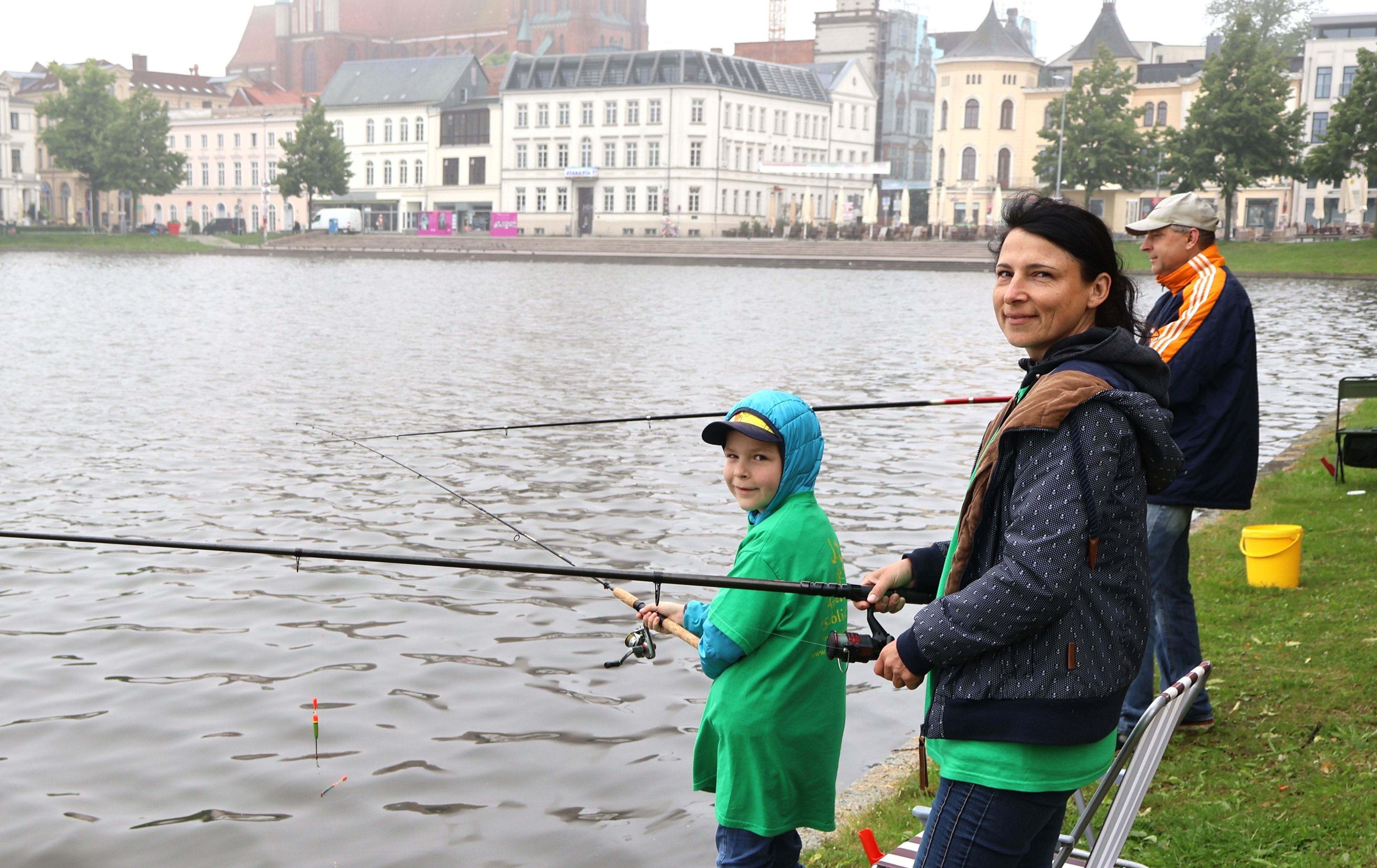 Schwerin Angler holen 251,7 Kilo Fisch aus dem Pfaffenteich