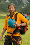 Sebastian Ströbel als Markus Kofler mit der Bergretter-Ausrüstung