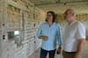 Der Vorsitzende der Genossenschaft, Jörg Skorupski, und Architekt Sven Buck (r.) schauen sich das zum Teil eigenwillige Mauerwerk des Mehrfamilienhauses an.