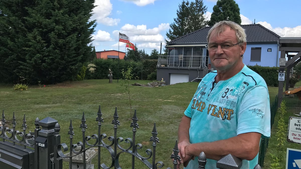 Die Reichsflagge flattert in seinem Garten