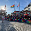 Regenbogenflagge am Bahnhof von Neubrandenburg weht wieder