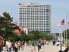 XXL-Lieferung an die Ostsee: Kräne hieven 35-Tonnen-Klo über die Düne