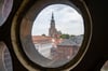 Der Greifswalder Dom St. Nikolai dominiert mit seinem Turm die Innenstadt.