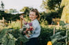 Leonie bindet selber Sträuße aus ihren Blumen.