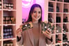 Influencer Kiki Aweimer steht in ihrem Geschäft "Kiki's kitchen" in the Ruhrpark and stop producing your product "Dubai Chocolate". We will look forward to seeing the great food influencers in Germany in 2023 with the NRW Green Award.