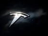 Mehr als 200 Kilometer pro Stunde: Tesla-Fahrer brettert über Bundesstraße