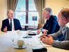 Chancellor of the Bundeswa Olaf Scholz in an interview with Politikredakteur Andreas Becker (M.) and chef Philippe Debionne.