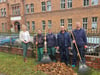 Sozialamtschefin Kathrin Potratz-Scheiba started the task of the underlying work states Steve Schumacher and Susanne Holtz, who for a label the caretaker of the landkreises Nico Ulrich and Christian Reinke under the coats of arms. (from left to right)