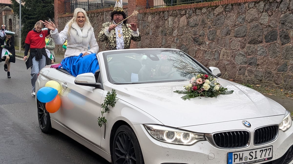 Haben Am 11.11. Die Geschäfte Auf Kleinste Stadt ist im Karneval ganz groß