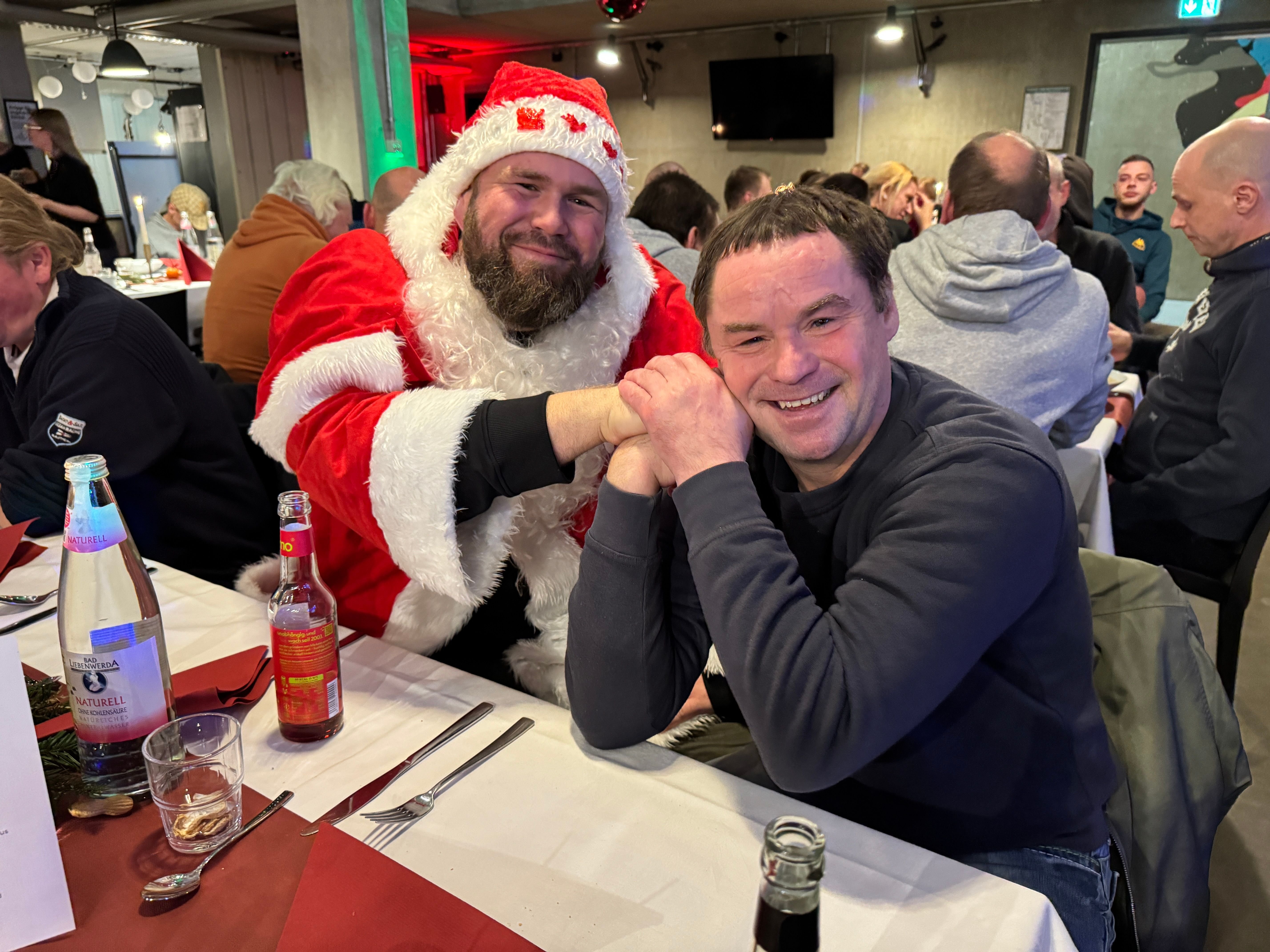 Weihnachtsmann Monchi und Rostocker Weihnachtsengel beschenken Obdachlose