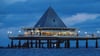 In das blaue Licht der Abenddämmerung getaucht ist die Seebrücke von Heringsdorf auf der Ostseeinsel Usedom nahe der polnischen Grenze.