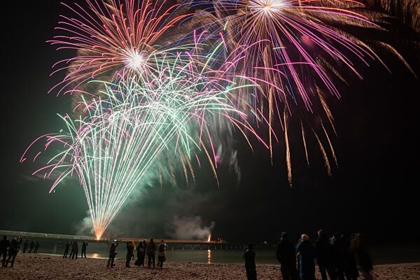 Ostsee: Erstes Höhen-Feuerwerk nach Eröffnung der neuen Seebrücke in ...