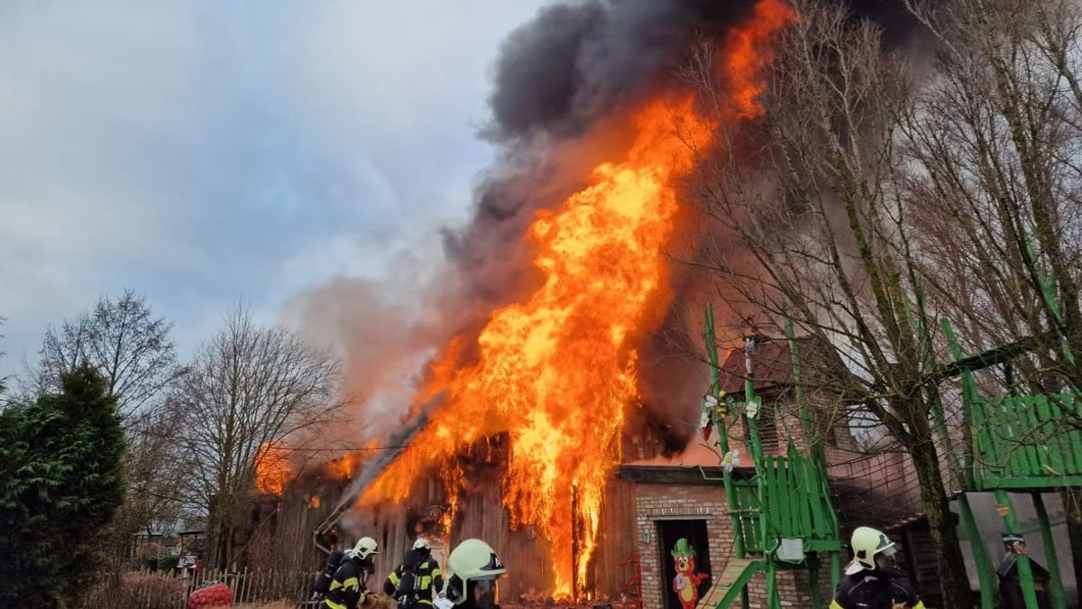 Feuer bei Karls Erdbeerdorf in Rövershagen